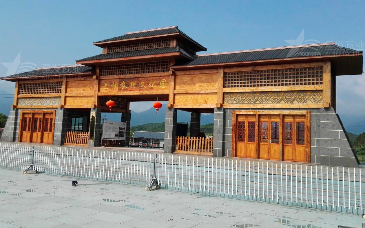 合成樹(shù)脂瓦為旅游景點(diǎn)增添了色彩與生機，集美觀(guān)與實(shí)用于一身！